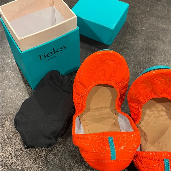 Like new Outrageous orange Neon Tieks - size 7 - with tote - Picture 6 of 7